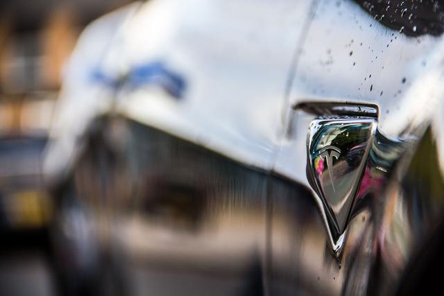 精選價格親民性能卓越的電動轎車推薦，滿足高品質出行需求-有駕