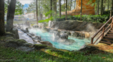 溫泉池霧氣氤氳