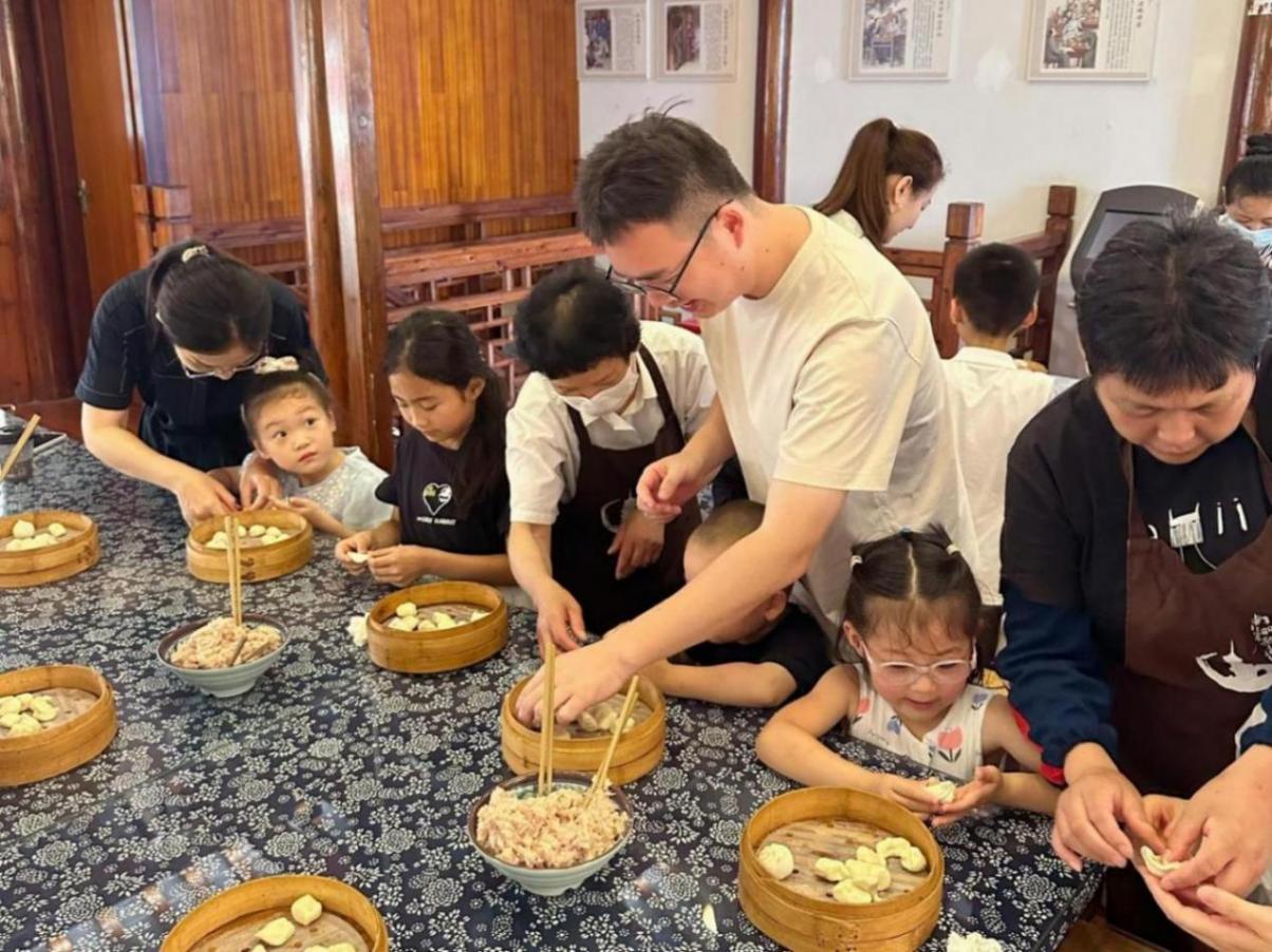 汽車專委會(huì)&ldquo;走進(jìn)南翔&rdquo;親子活動(dòng)&mdash;&mdash;小籠包遇上國(guó)潮生活