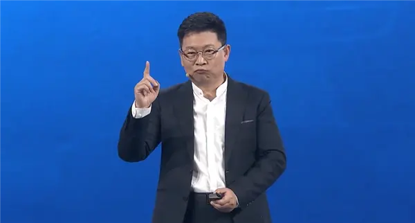 余承東回應(yīng)開車&ldquo;睡覺&rdquo;：當(dāng)時在低頭看手機(jī) 已自首交了罰款