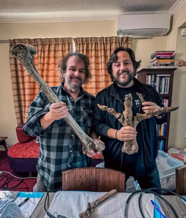 ▲ 彼得?杰克遜（左）和 Colossal 的 CEO 本?拉姆（右）正在加緊收集更多骨頭，圖源 IGN