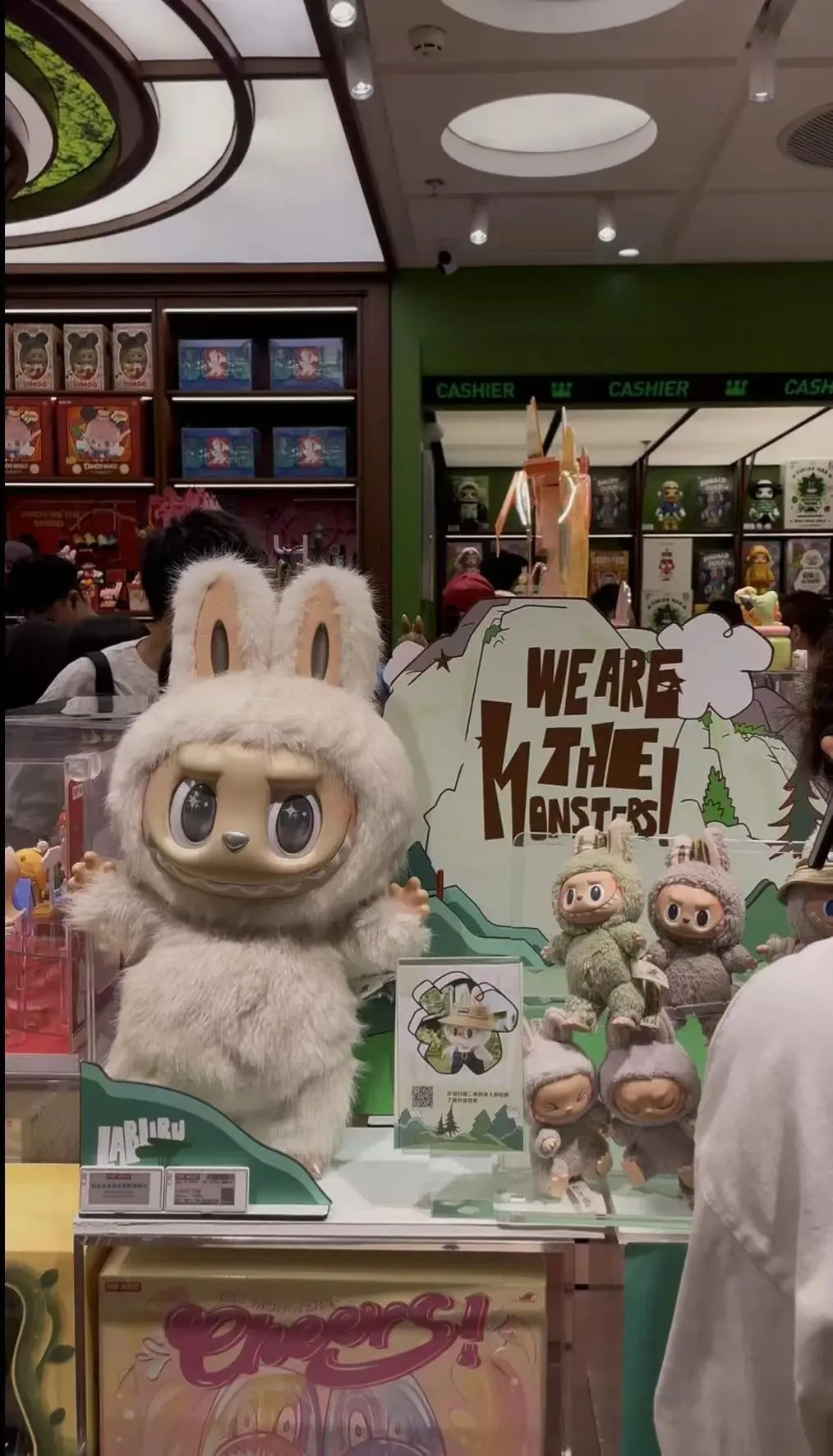 泡泡瑪特門店里的LABUBU搪膠毛絨公仔。記者攝。