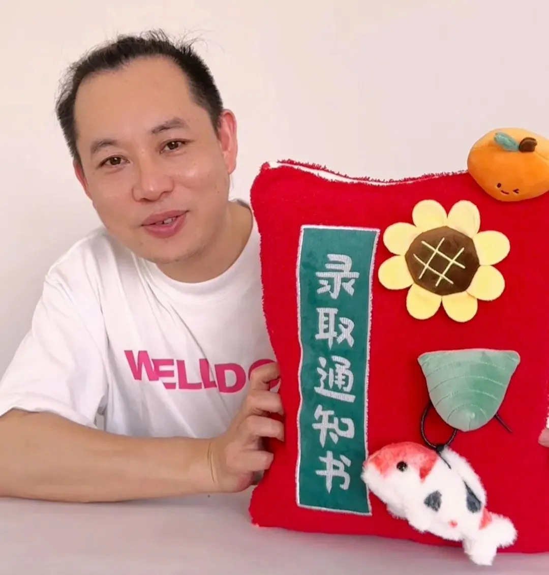 劉豐銘在展示自家產品。受訪者供圖。