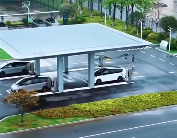 理想i8實測全國首個超充穿梭站：10分鐘充滿500km開走 充電堪比加油