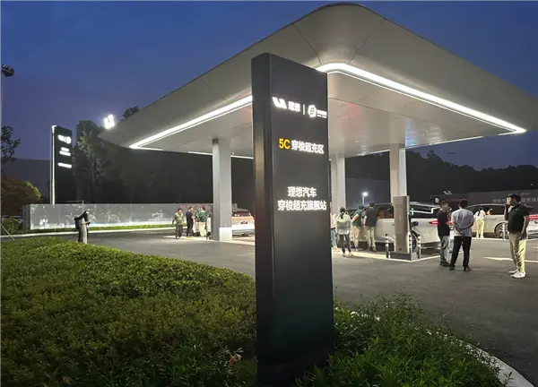 理想i8實測全國首個超充穿梭站：10分鐘充滿500km開走 充電堪比加油