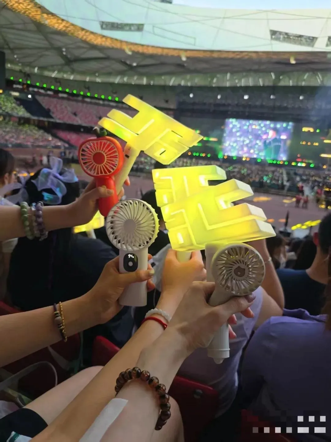 小冉和朋友在演唱會現(xiàn)場受訪者供圖