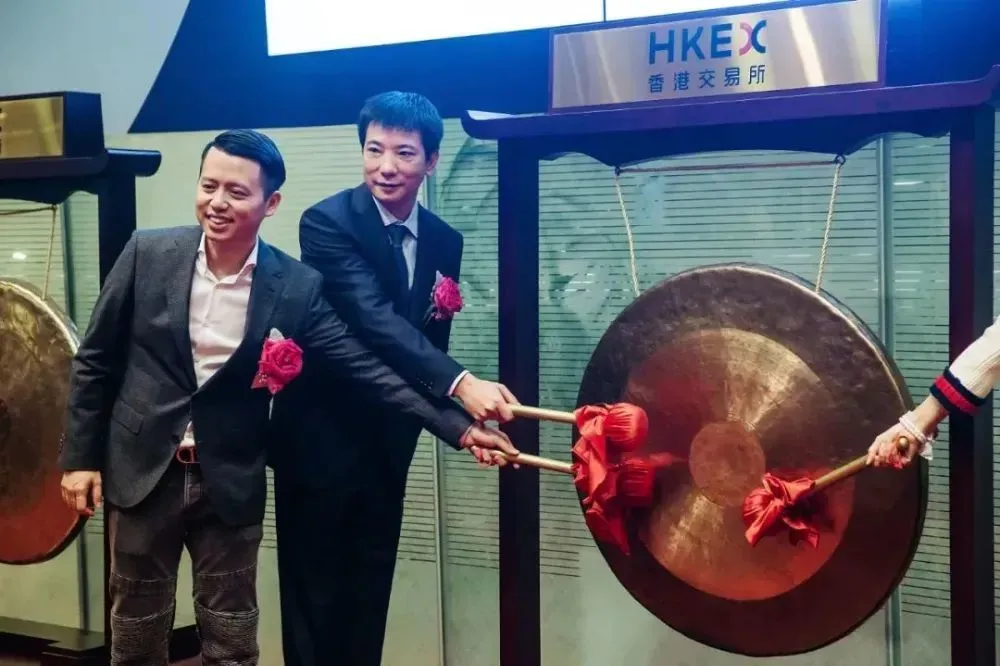 ● 2016年12月15日，蔡文勝（右）與吳欣鴻在港交所敲響上市鑼