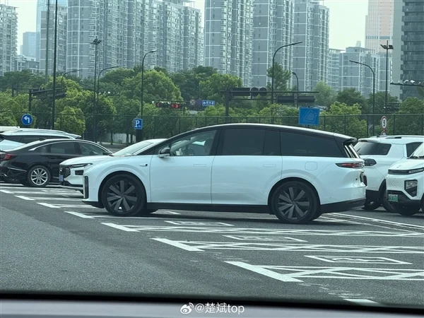 35萬級家用純電SUV 理想i8實車內飾首次曝光：比較眼熟