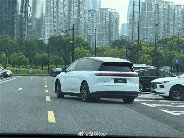 35萬級家用純電SUV 理想i8實車內飾首次曝光：比較眼熟