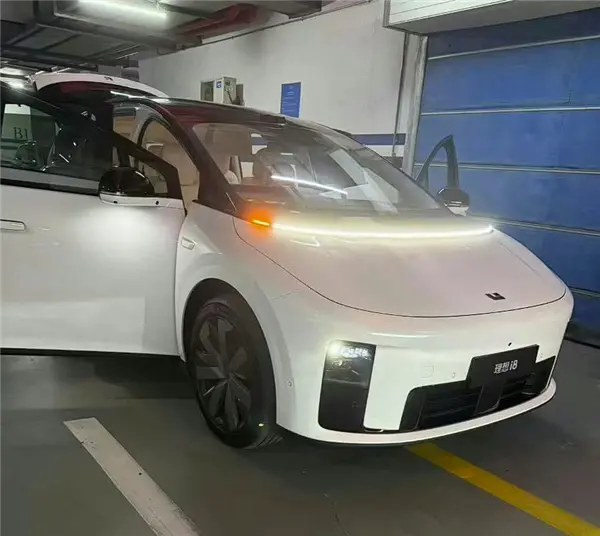 35萬級家用純電SUV 理想i8實車內飾首次曝光：比較眼熟