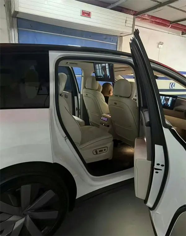 35萬級家用純電SUV 理想i8實車內飾首次曝光：比較眼熟