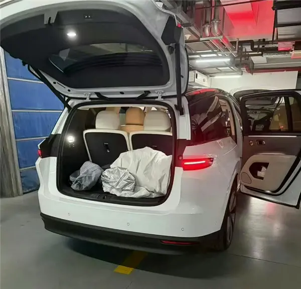 35萬級家用純電SUV 理想i8實車內飾首次曝光：比較眼熟