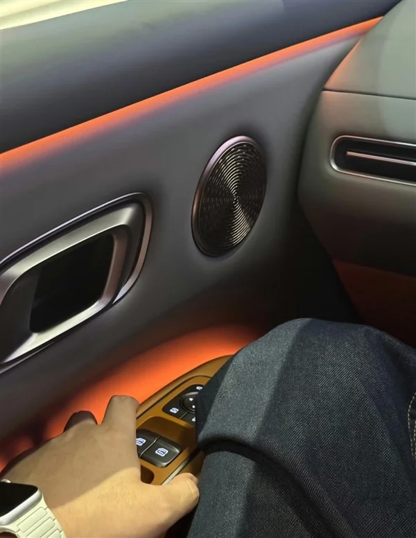 35萬級家用純電SUV 理想i8實車內飾首次曝光：比較眼熟