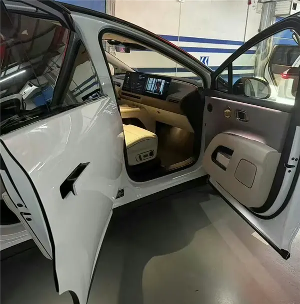 35萬級家用純電SUV 理想i8實車內飾首次曝光：比較眼熟