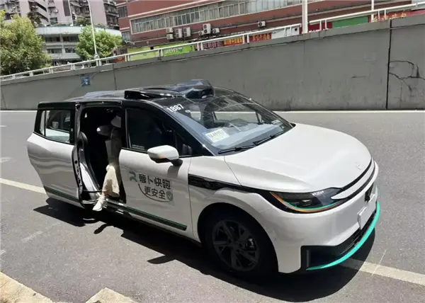 網友體驗蘿卜快跑自動駕駛租車：一天88元 不用駕照、不限里程