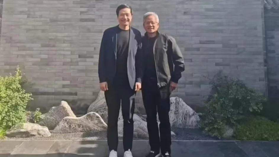 英偉達CEO黃仁勛回應大熱天穿皮夾克：只有一套西裝，沒來得及干洗