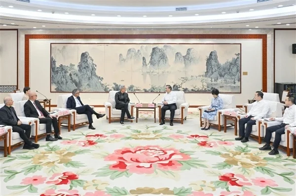 英偉達(dá)CEO黃仁勛今天首次中文演講：直言好緊張 要好好練習(xí)中文