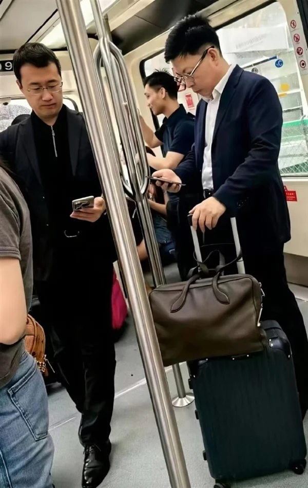 網(wǎng)友機(jī)場擺渡車偶遇余承東、何剛：自己拿行李箱 專注看手機(jī)