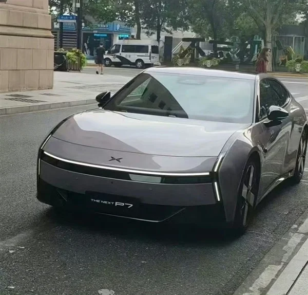 賽博未來(lái)感十足 全新小鵬P7實(shí)車曝光：首次亮燈了