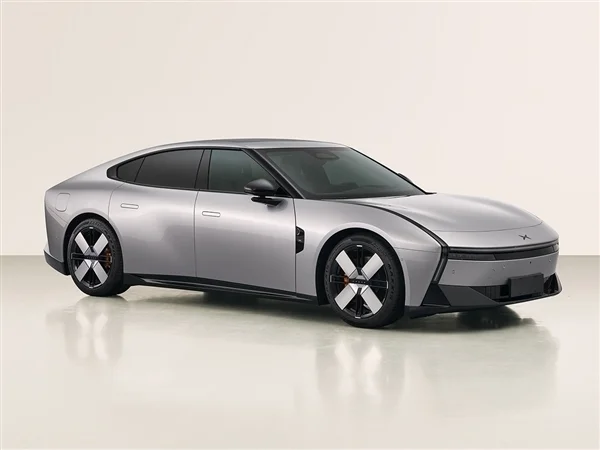 賽博未來(lái)感十足 全新小鵬P7實(shí)車曝光：首次亮燈了