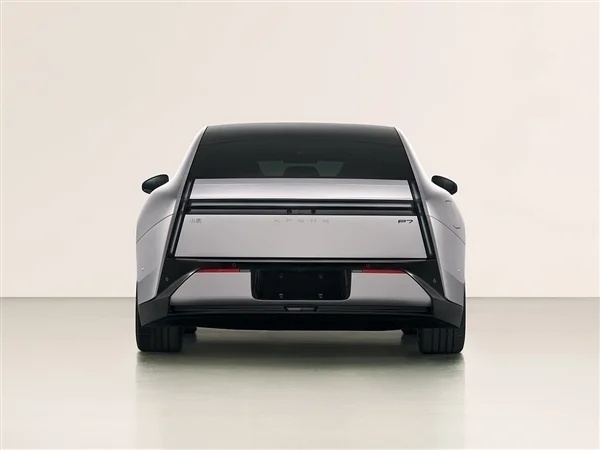 賽博未來(lái)感十足 全新小鵬P7實(shí)車曝光：首次亮燈了