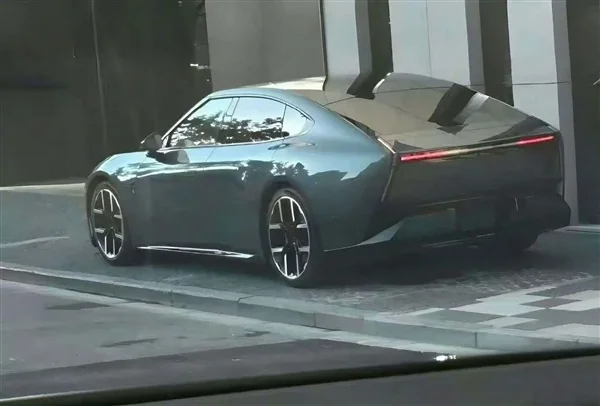 賽博未來(lái)感十足 全新小鵬P7實(shí)車曝光：首次亮燈了