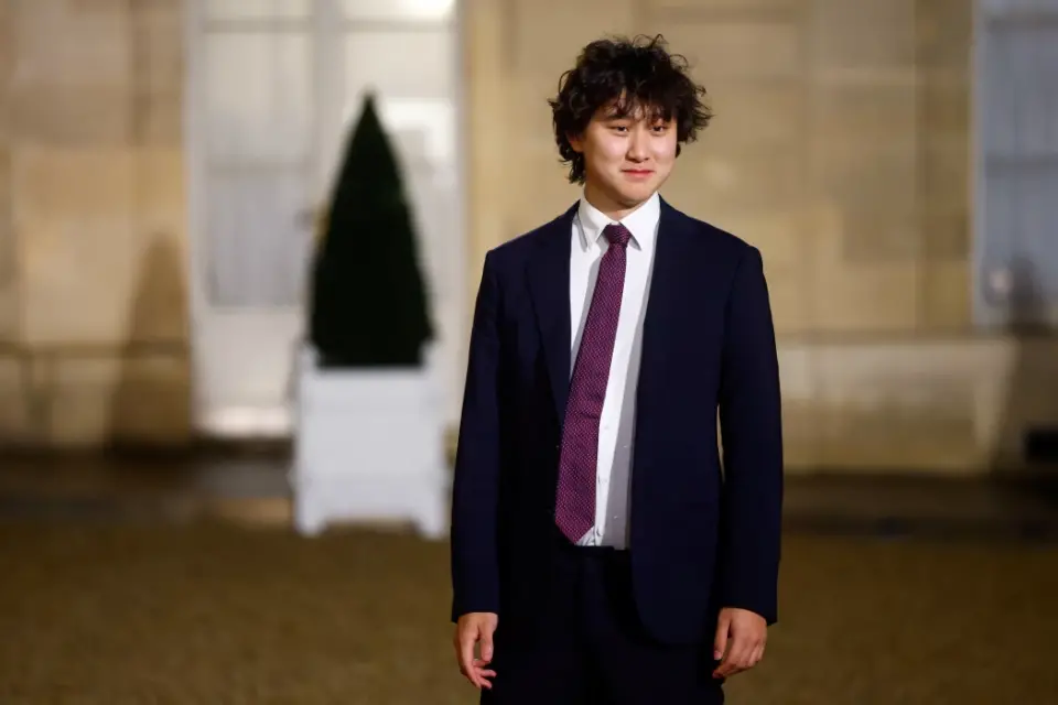 汪滔（Alexandr Wang）于二月份在巴黎亮相，上個月宣布離開其初創公司Scale AI時，他淚流滿面。路透社/Gonzalo Fuentes 圖片： gonzalo fuentes/路透社