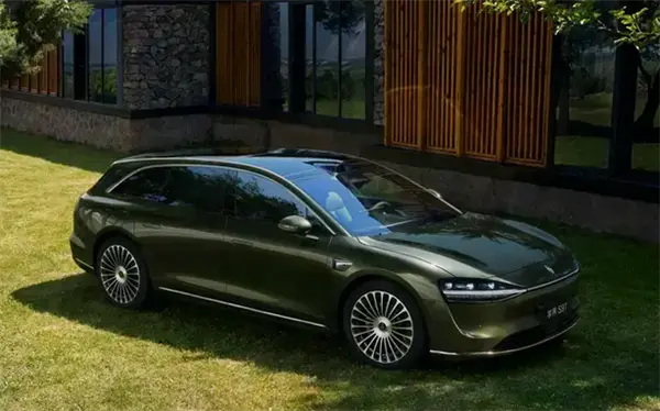  余承東現身享界S9T試駕現場：展示智慧電門、尾門功能